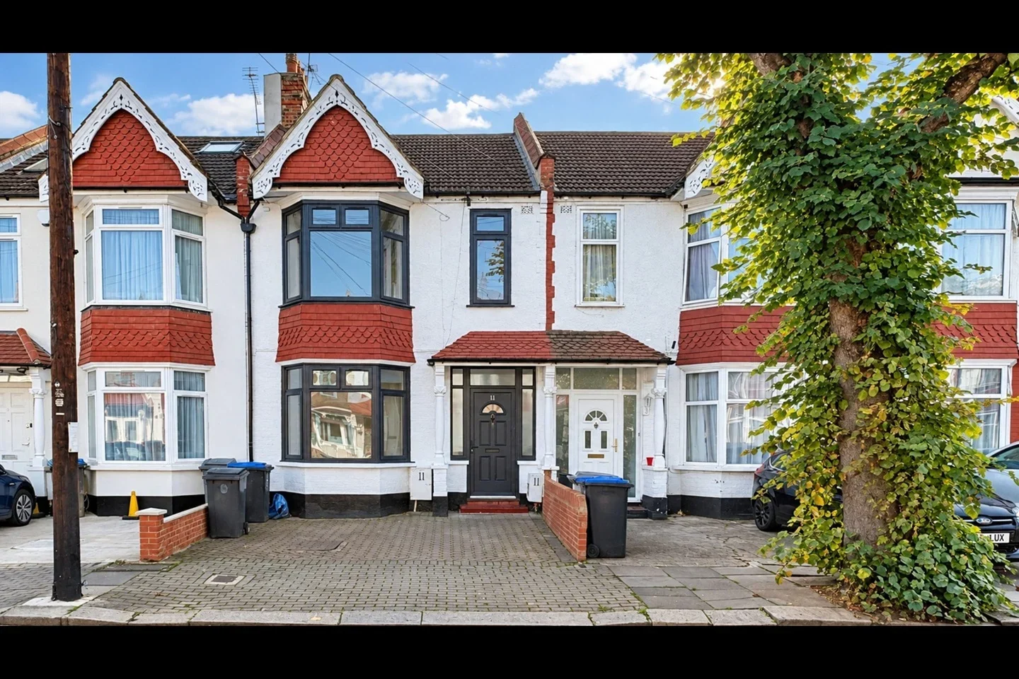 House Waverley Avenue in Greater London