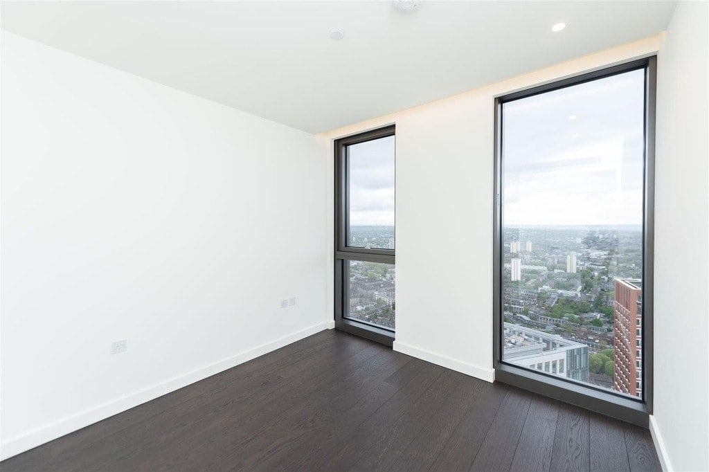Flat Bondway in Greater London