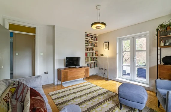 Flat Elyne Road in Greater London