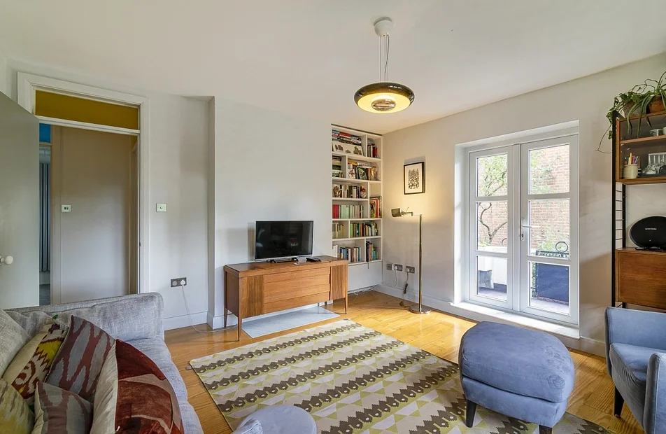 Flat Elyne Road in Greater London