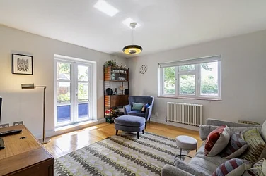 Flat Elyne Road in Greater London