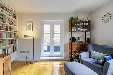 Flat Elyne Road in Greater London