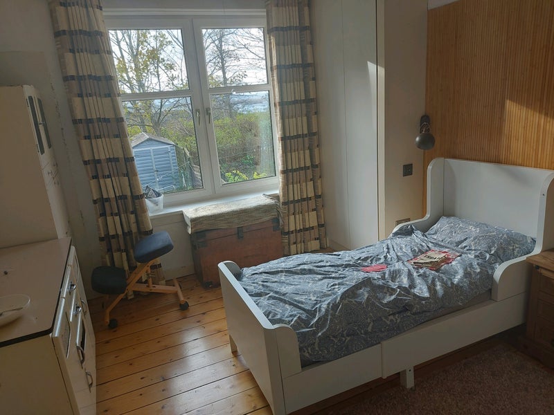 Room Harefield Drive in Glasgow
