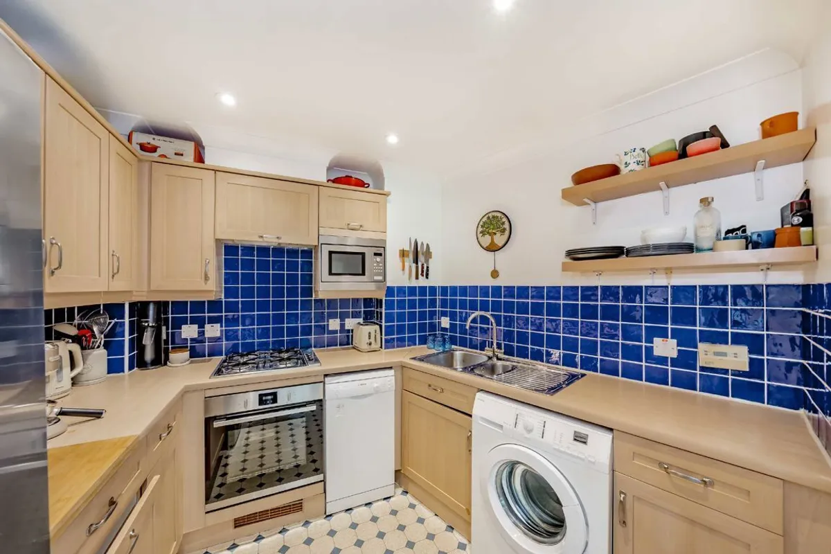 Flat Henfield Road in Greater London