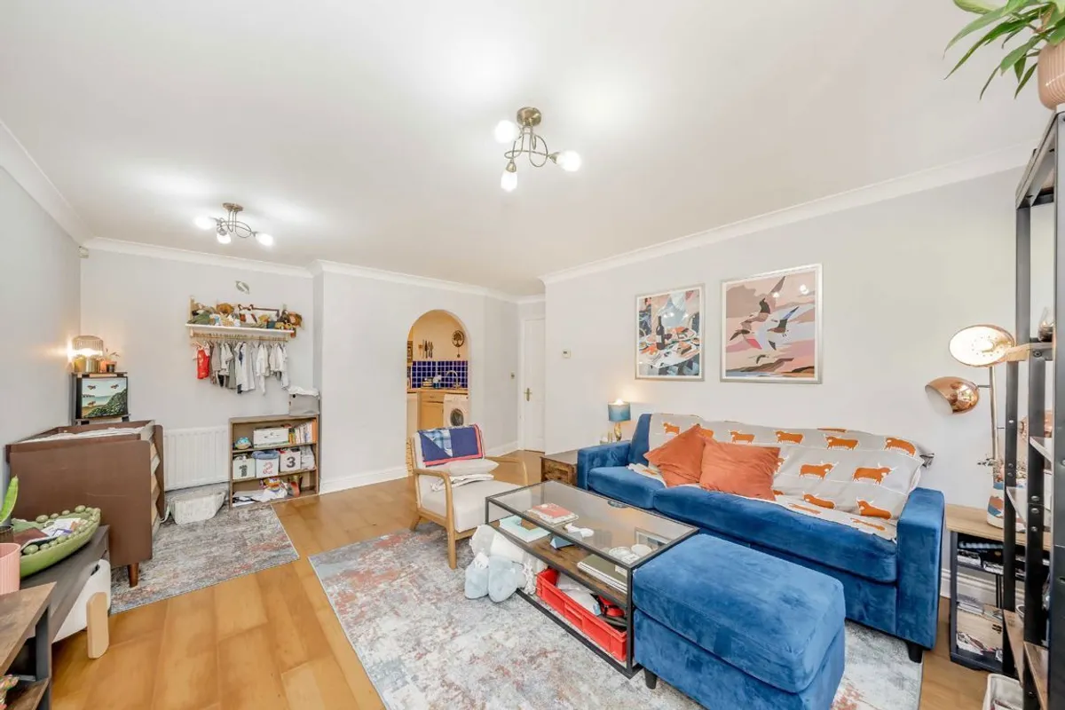Flat Henfield Road in Greater London