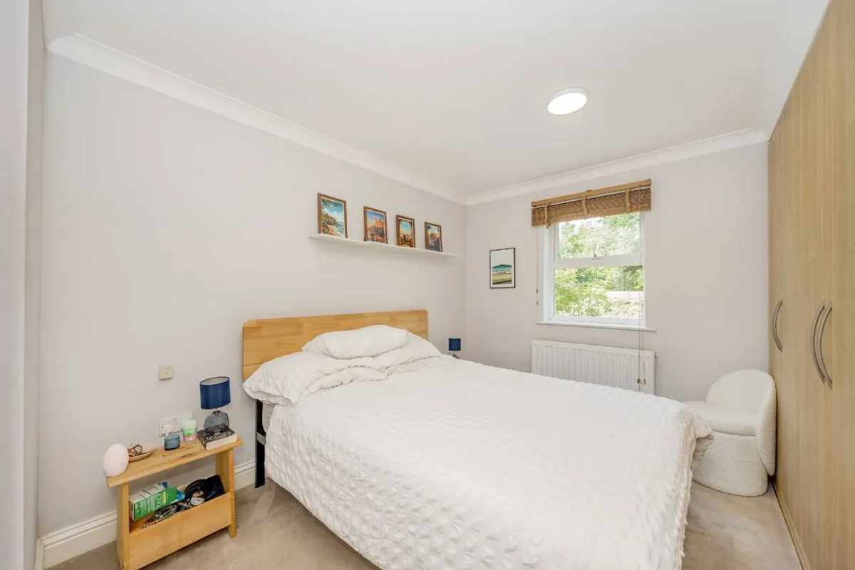 Flat Henfield Road in Greater London