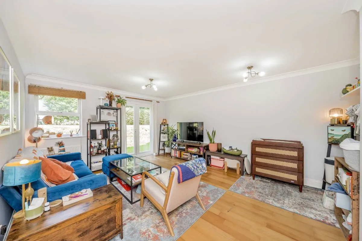 Flat Henfield Road in Greater London