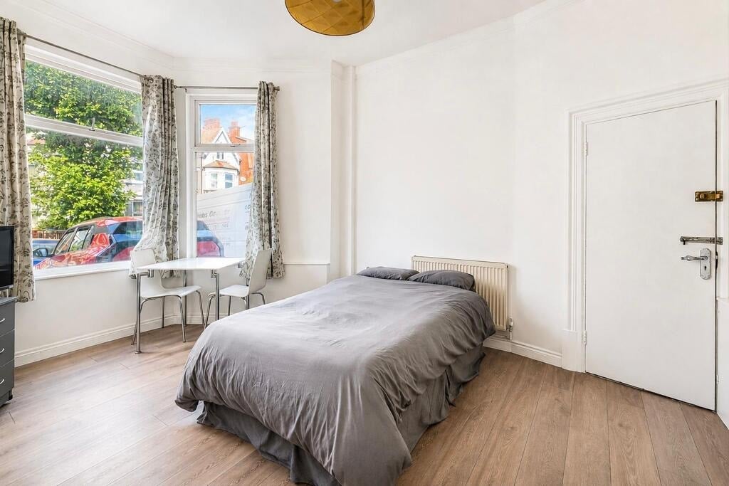 Room Chichele Road in Greater London