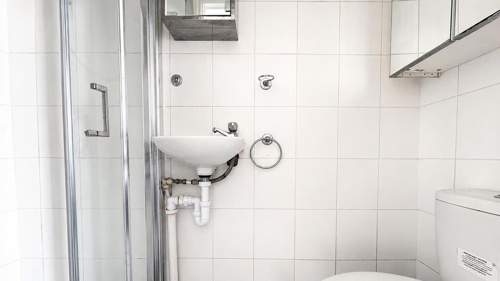 Room Chichele Road in Greater London