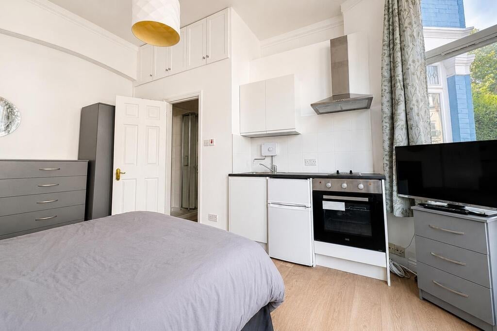 Room Chichele Road in Greater London
