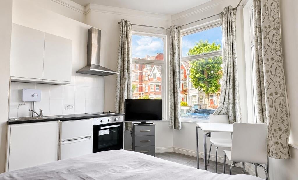 Room Chichele Road in Greater London