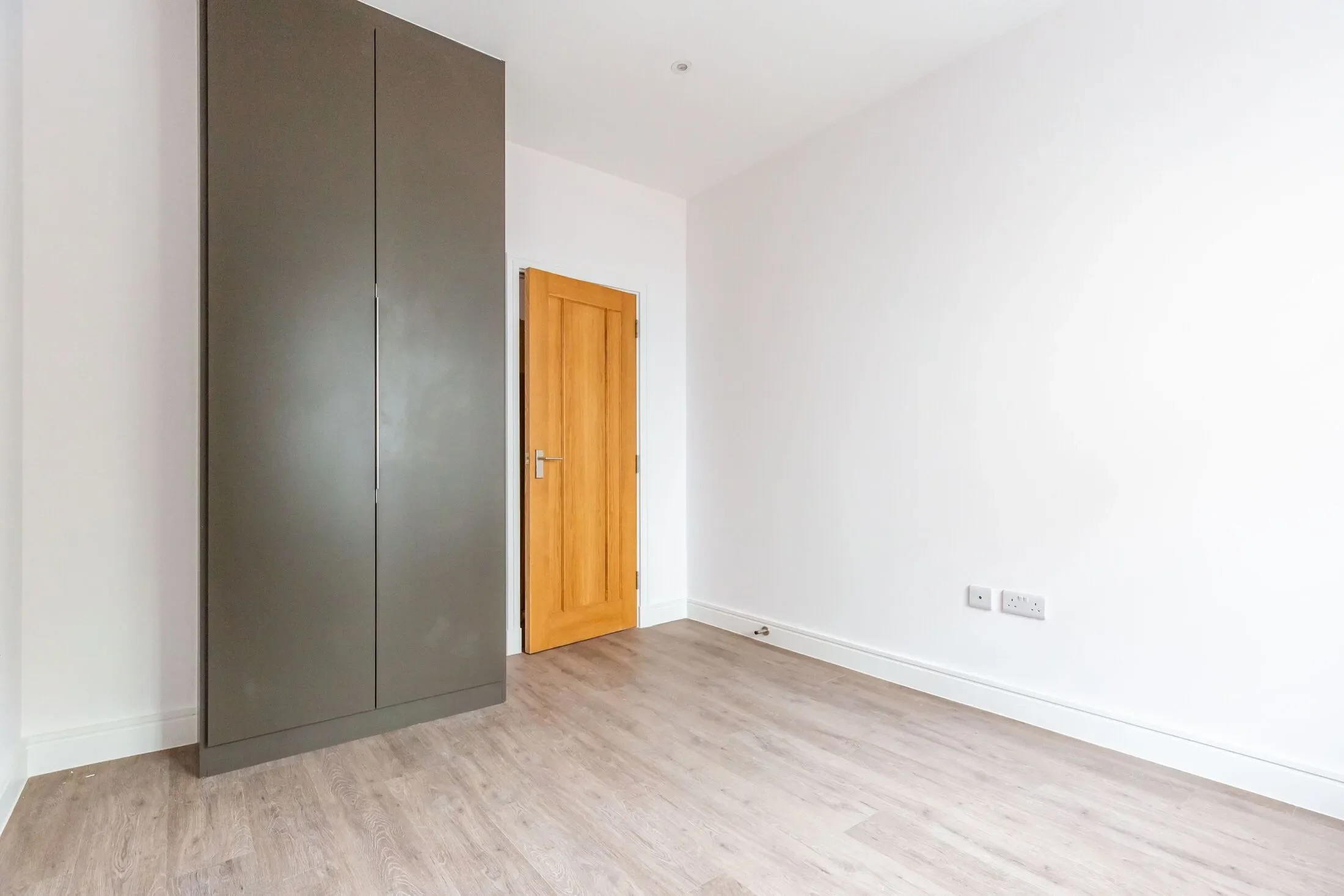 Flat Gladstone Avenue in Greater London