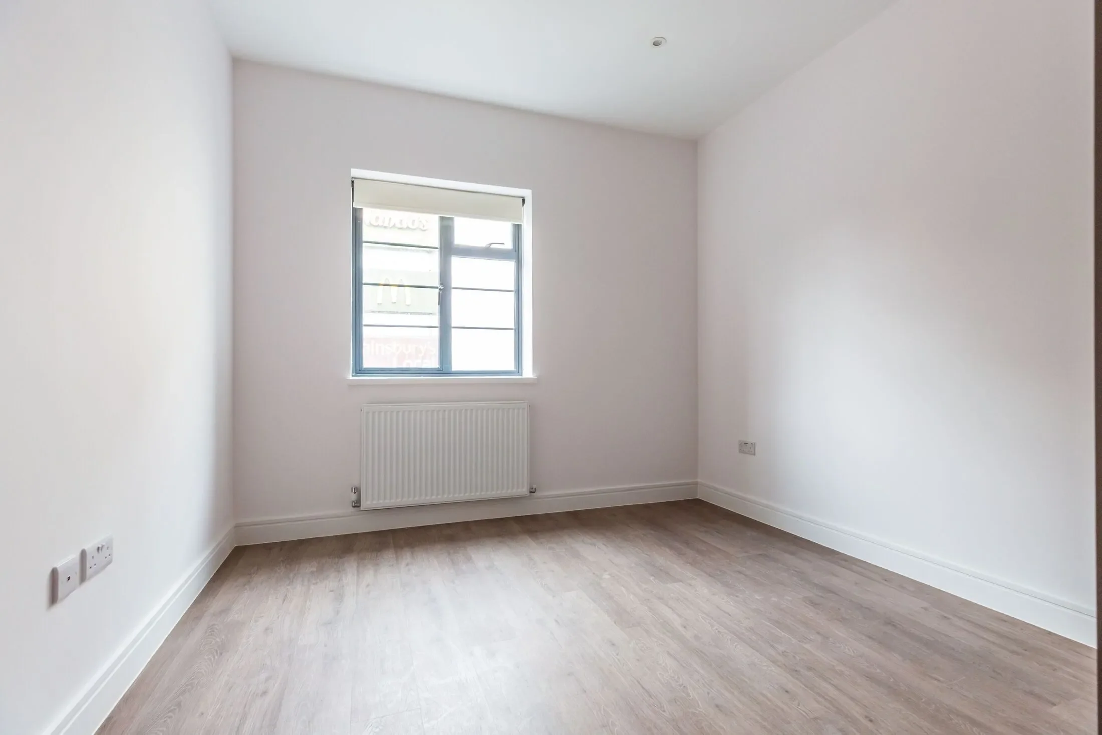Flat Gladstone Avenue in Greater London