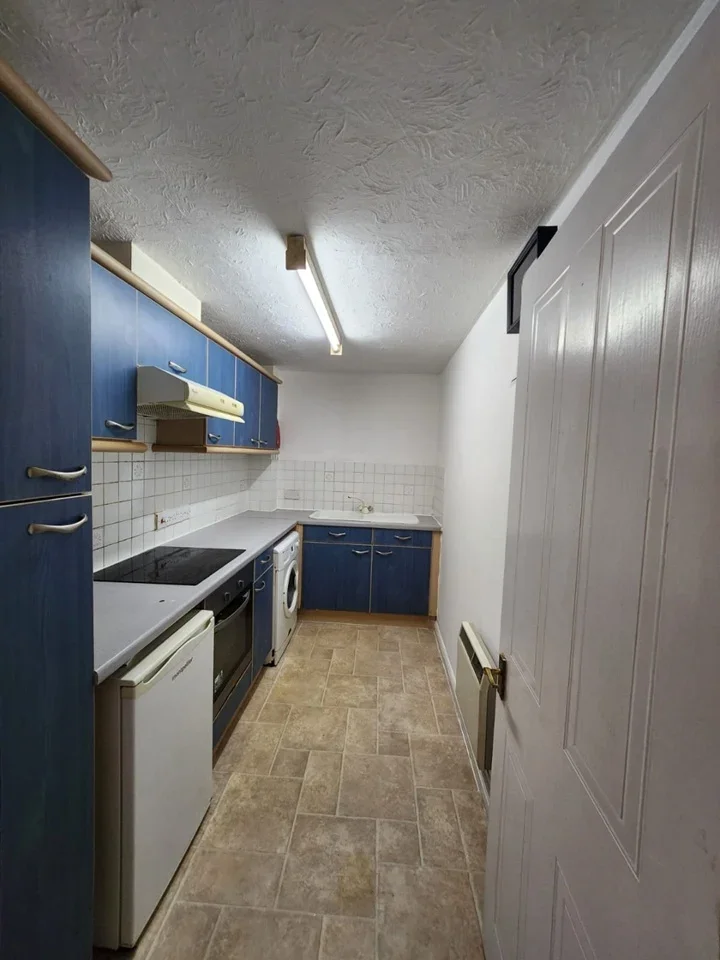 Flat Conifer Court in Greater London