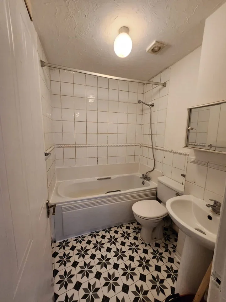 Flat Conifer Court in Greater London
