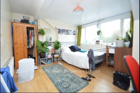 Room Ashville Road in Leeds