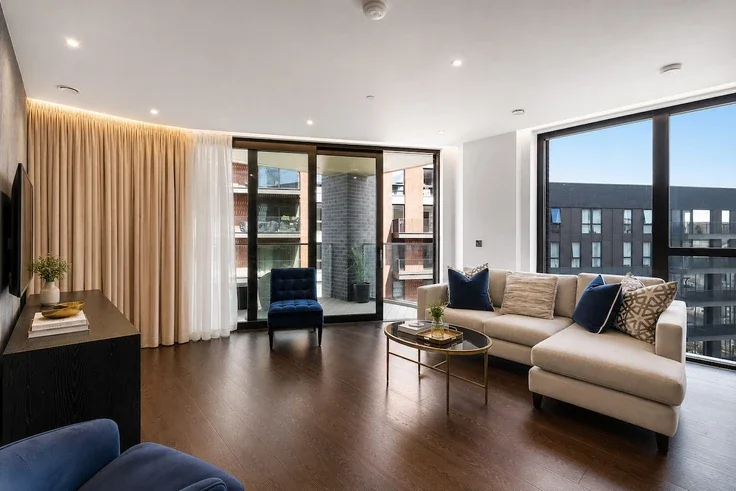 Flat Nine Elms Lane in Greater London
