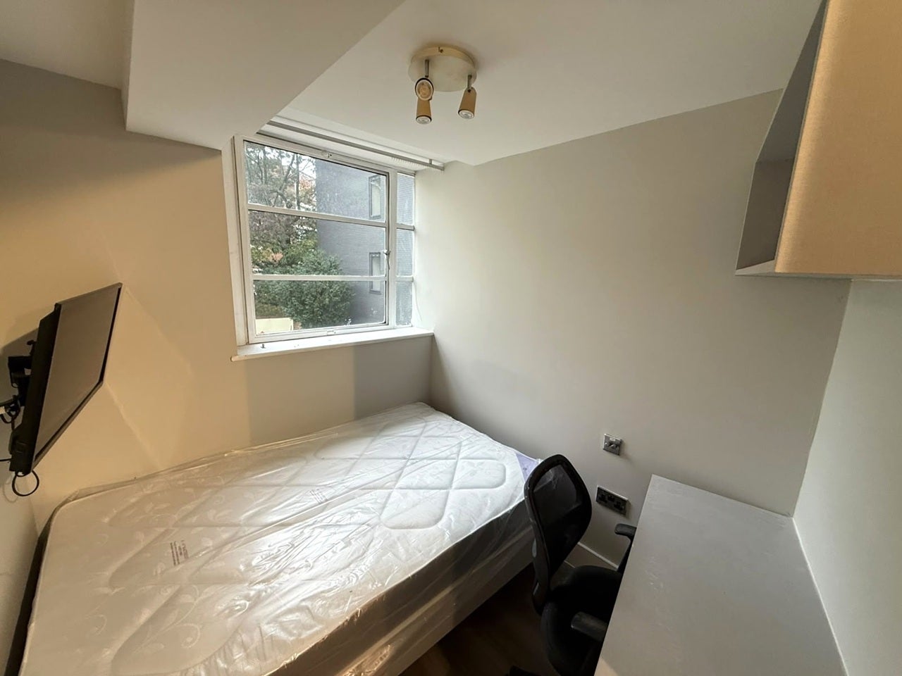 Flat Gunnersbury Lane in Greater London