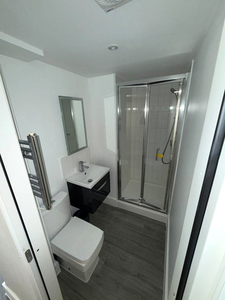 Flat Gunnersbury Lane in Greater London