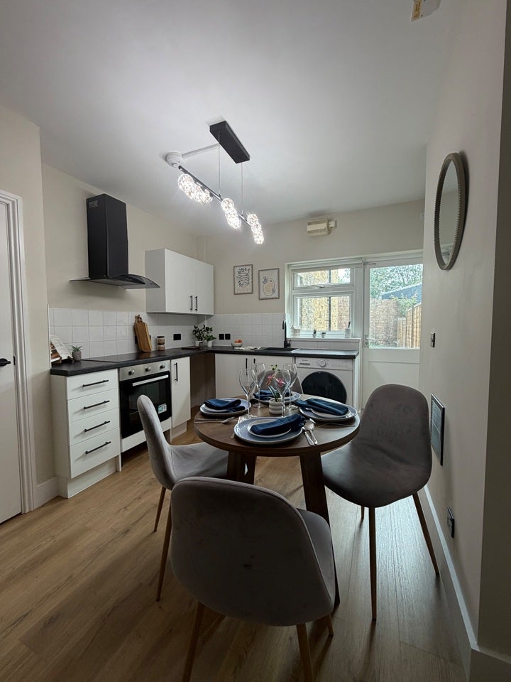 Flat Knox Road in Greater London