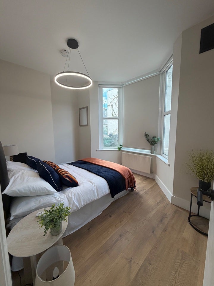 Flat Knox Road in Greater London