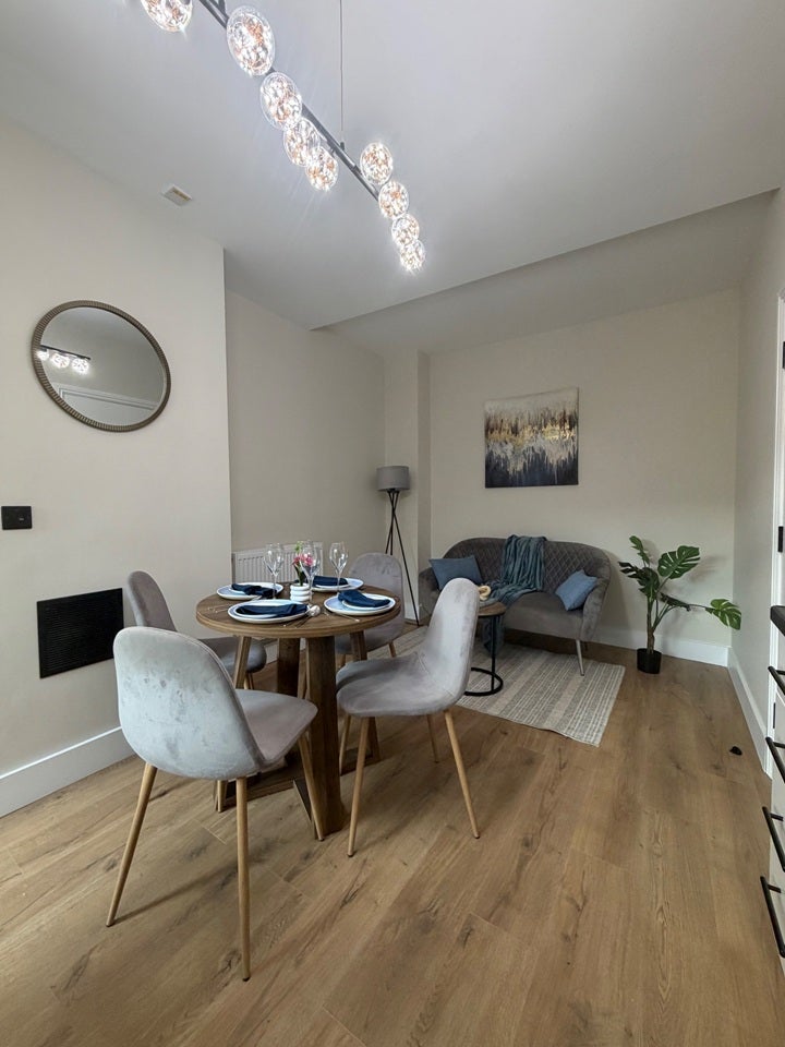 Flat Knox Road in Greater London