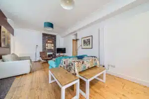 Flat Whiston Road in Greater London