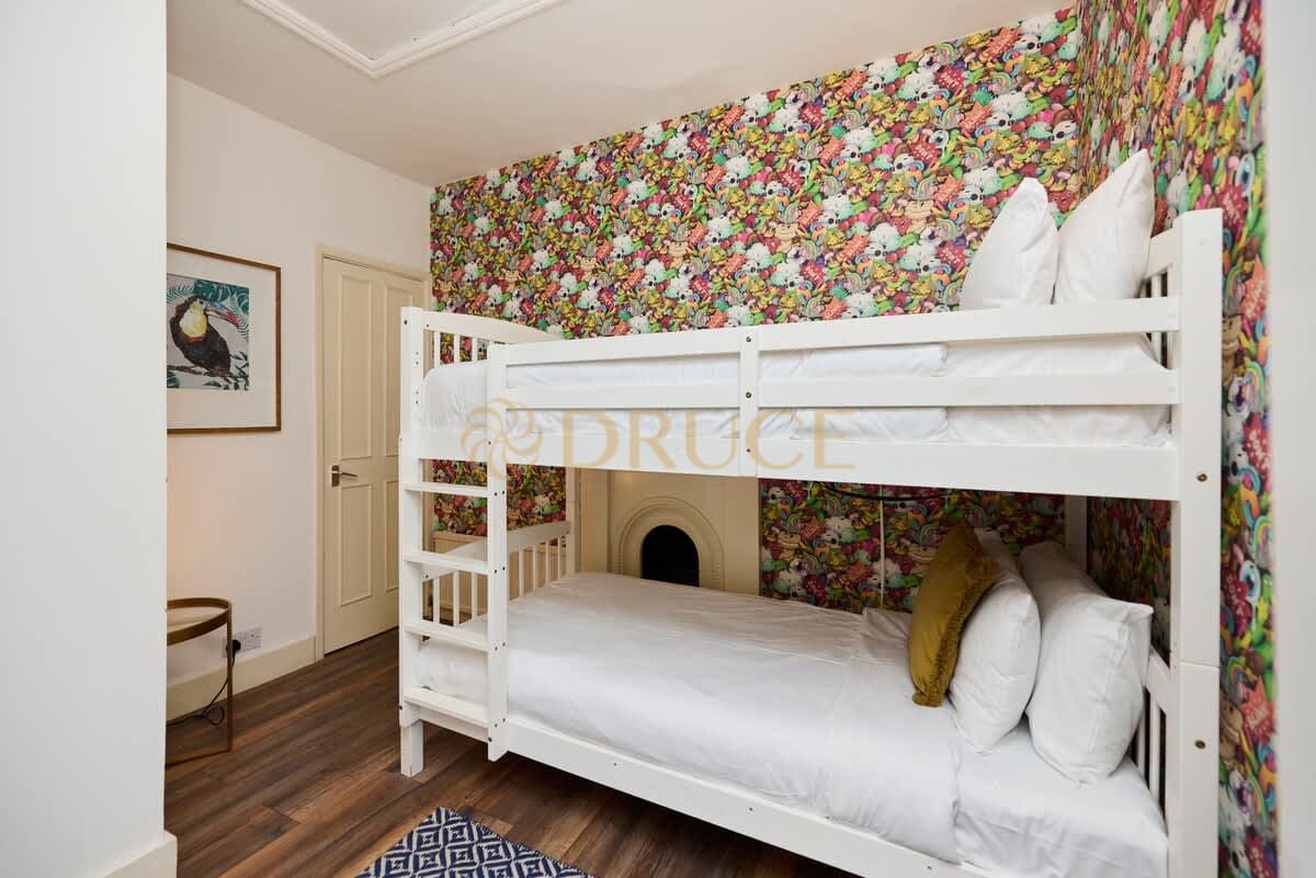 House Gaspar Close in Greater London