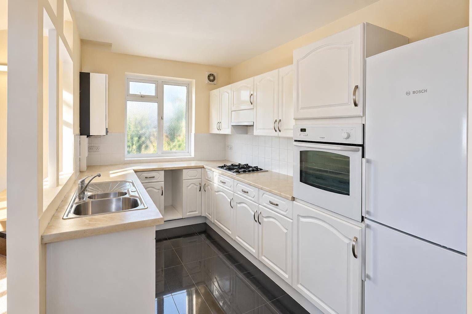 Flat Finchley Road in Greater London