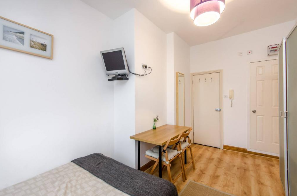 Flat West Cromwell Road in Greater London