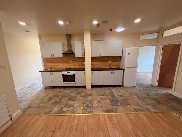 Flat Canning Road in Greater London