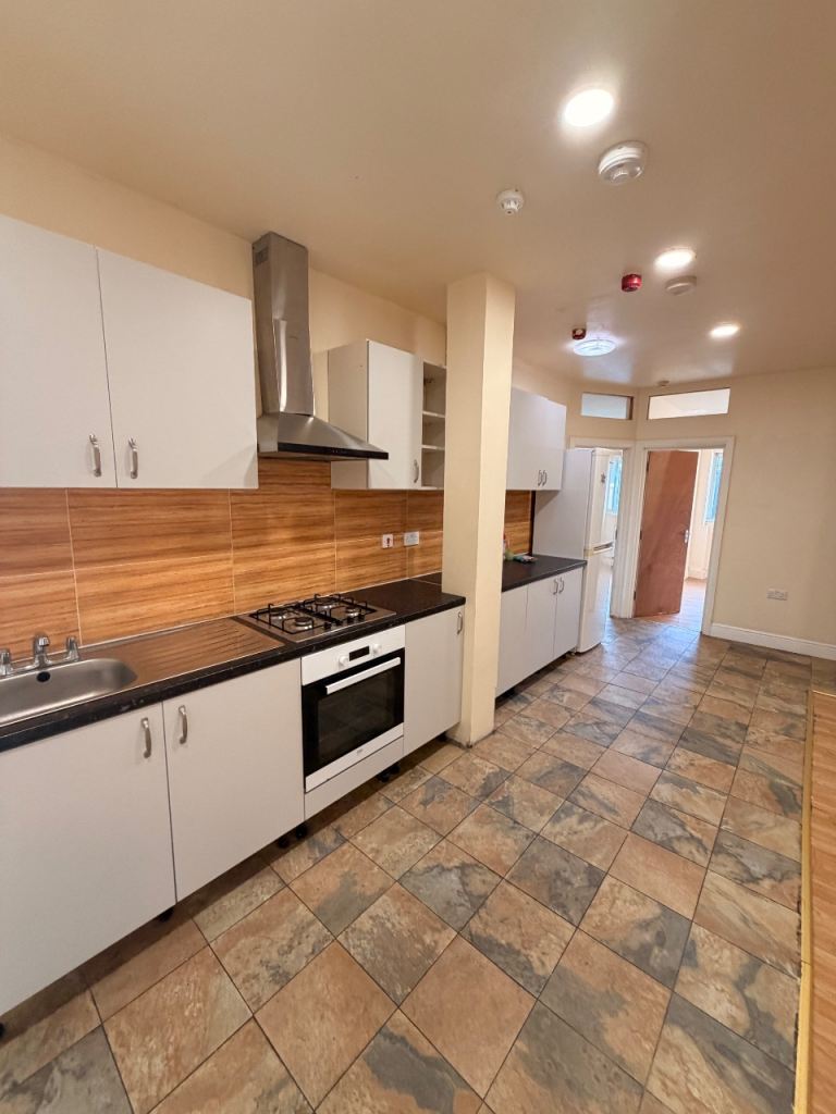 Flat Canning Road in Greater London
