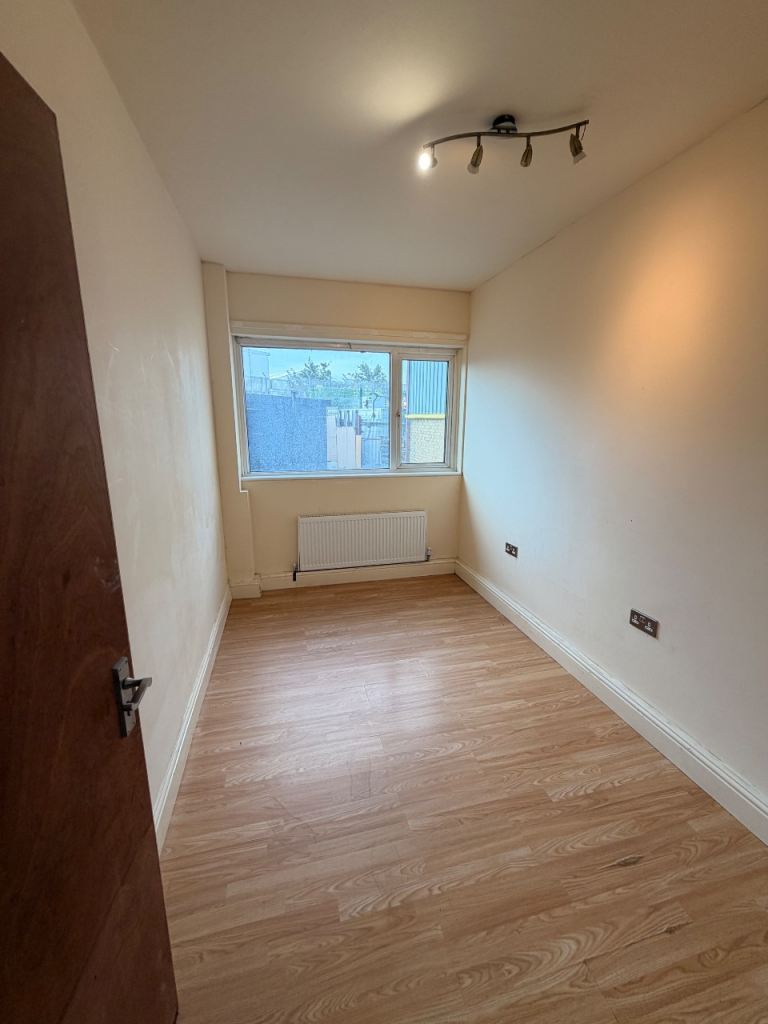 Flat Canning Road in Greater London