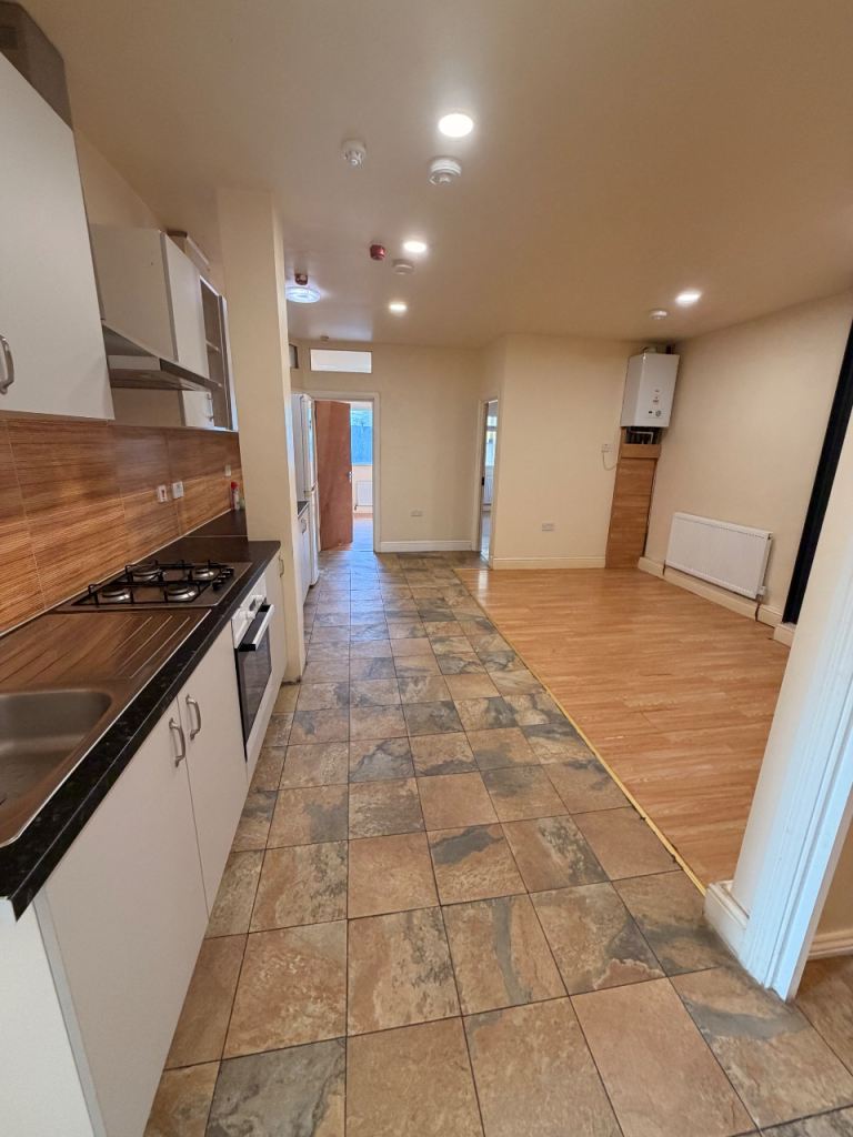 Flat Canning Road in Greater London