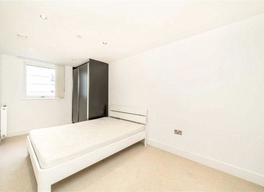 Flat Dreadnought Walk in Greater London