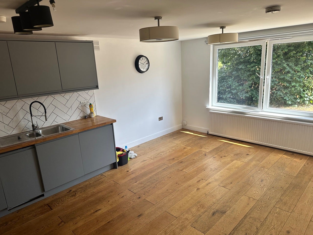 Flat Bramley Hill in Greater London