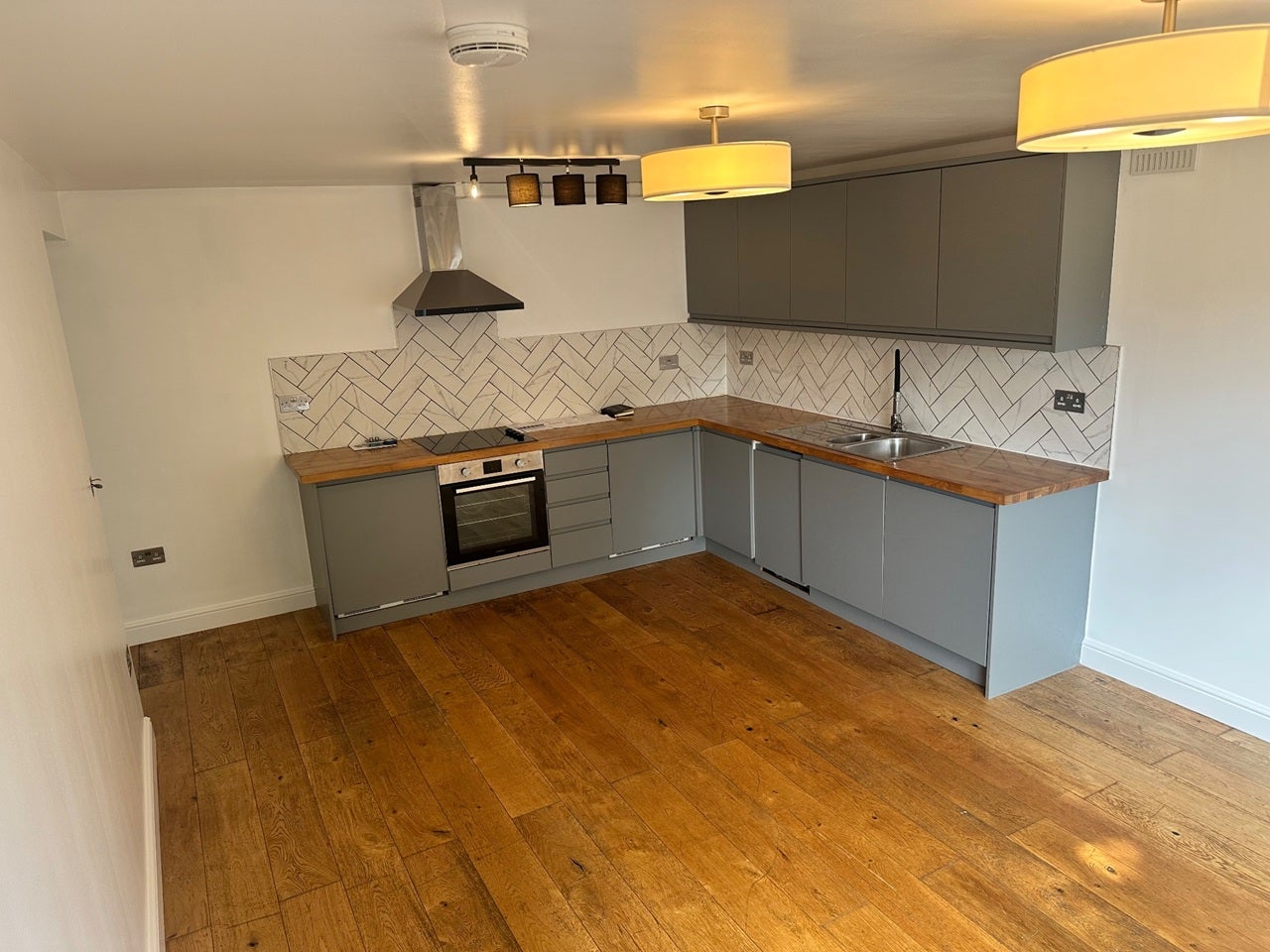 Flat Bramley Hill in Greater London