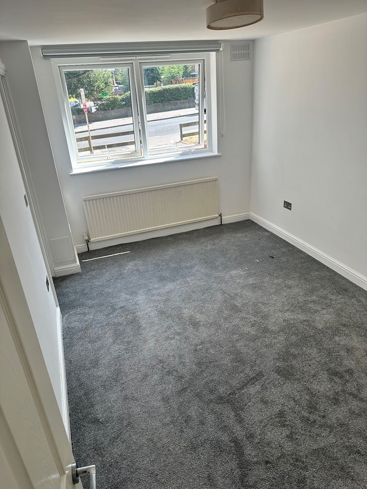 Flat Bramley Hill in Greater London