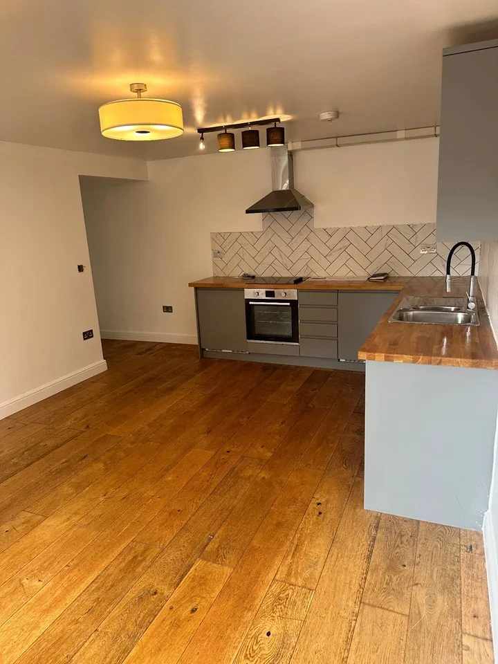 Flat Bramley Hill in Greater London