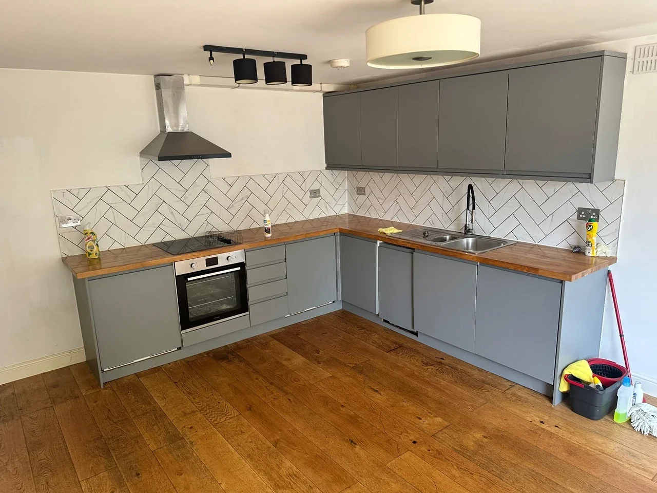 Flat Bramley Hill in Greater London