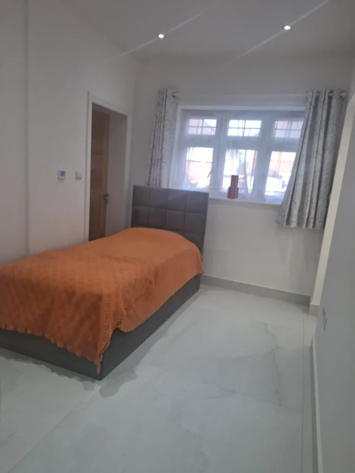 Room Barn Rise in Greater London