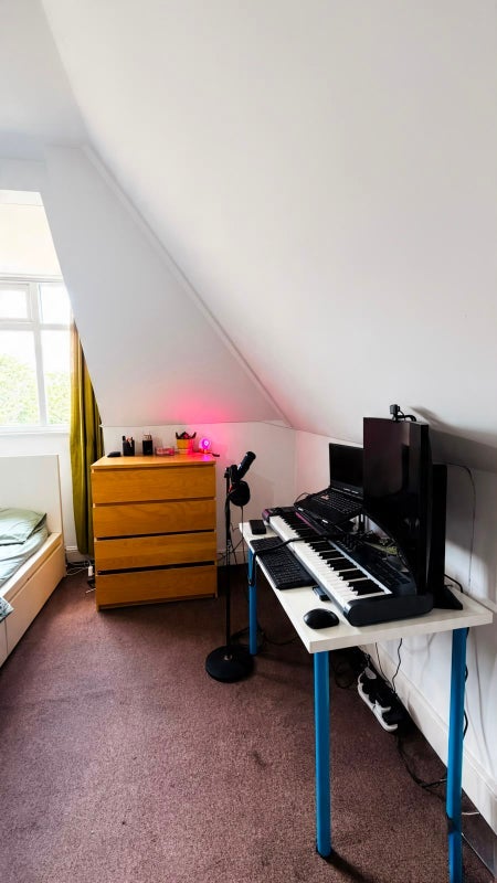 Room Hillside Avenue in Greater London