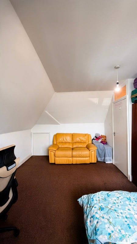 Room Hillside Avenue in Greater London