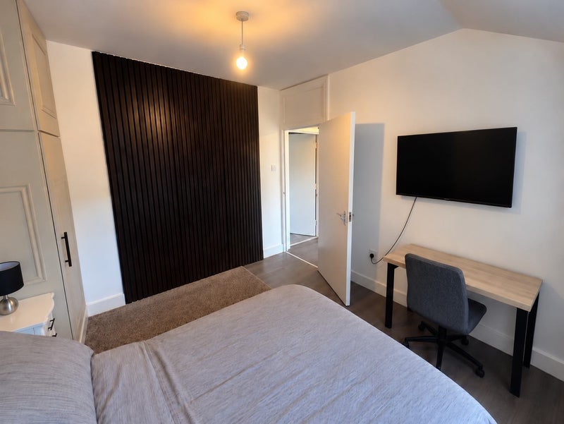 Room Settles Street in Greater London