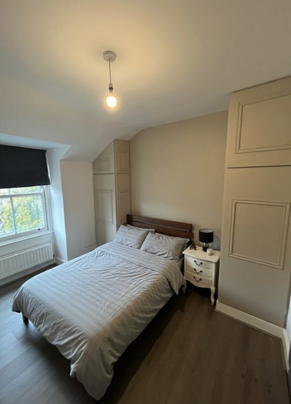 Room Settles Street in Greater London
