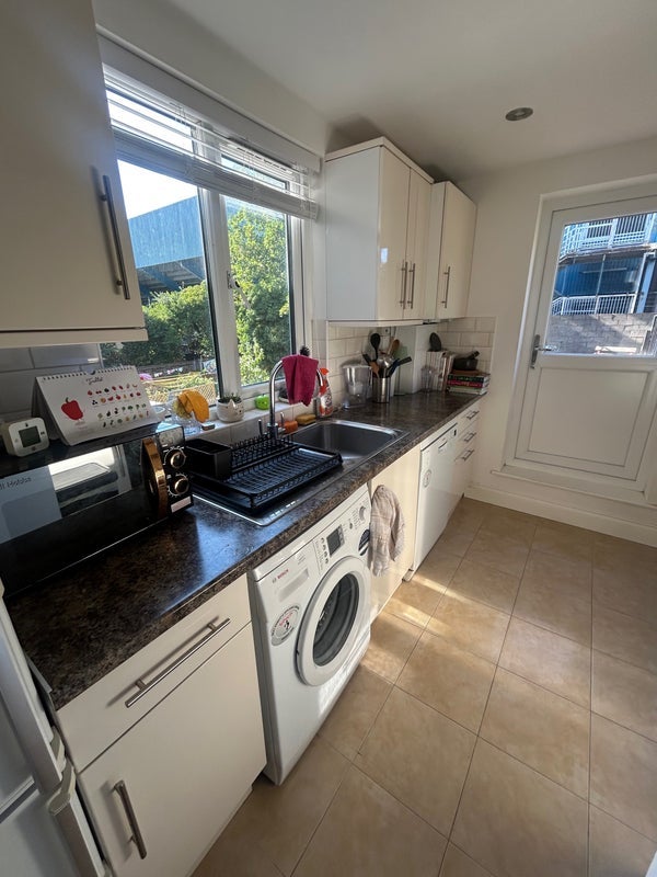 Room Ellerslie Road in Greater London