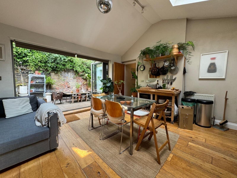 Room St Mark's Rise in Greater London