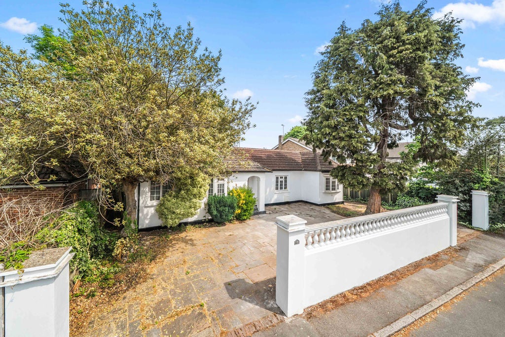 House Old Esher Road in Elmbridge
