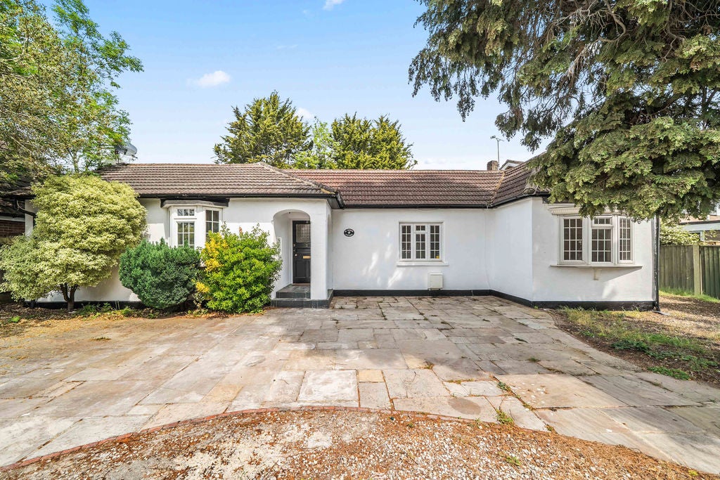 House Old Esher Road in Elmbridge