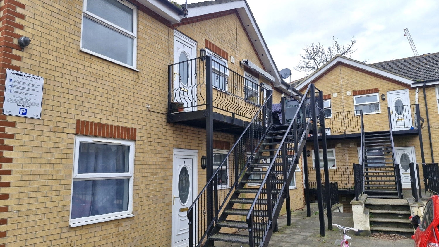 Flat Uplands Close in Greater London